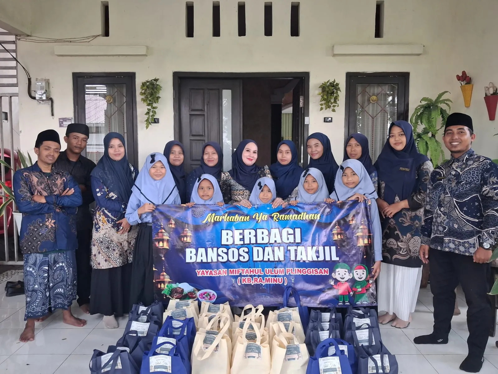 Semangat Berbagi di Bulan Suci, Madrasah Miftakhul Ulum Plinggisan Tebar Takjil dan Bantuan Sosial untuk Kaum Duafa