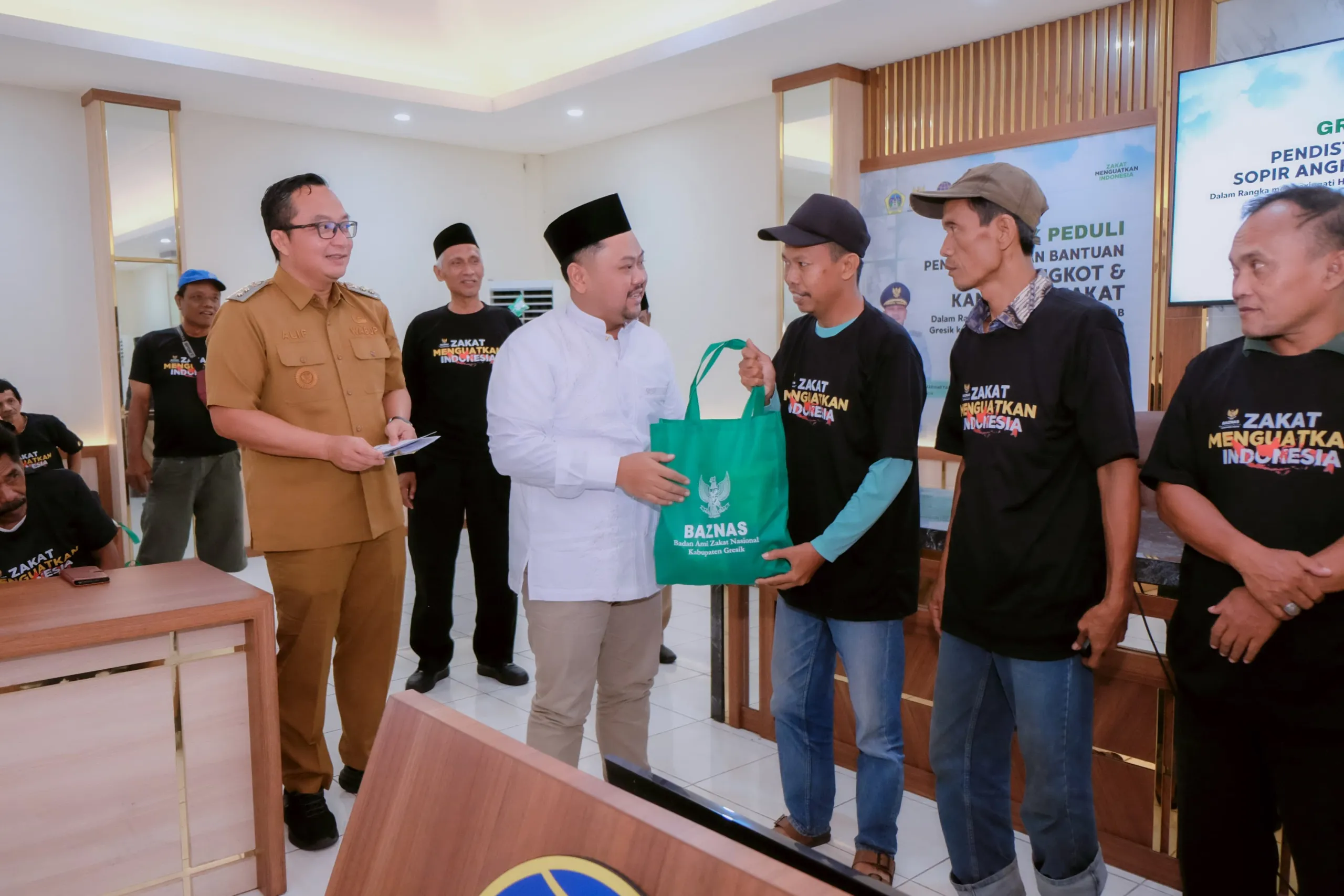 Bupati Yani Lepas Kampanye Zakat Lewat Angkot, 50 Sopir Terima Bantuan