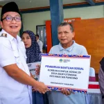 Pemkab Gresik Salurkan Bansos bagi Warga Terdampak Konflik Sosial di Banyutengah