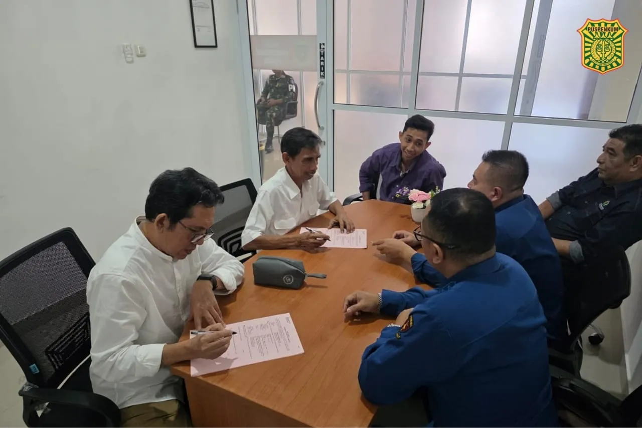 Penyidik Kejati Kalbar Serahkan Tersangka Yayasan Mujahidin dan Barang Bukti Ke Kejari Pontianak
