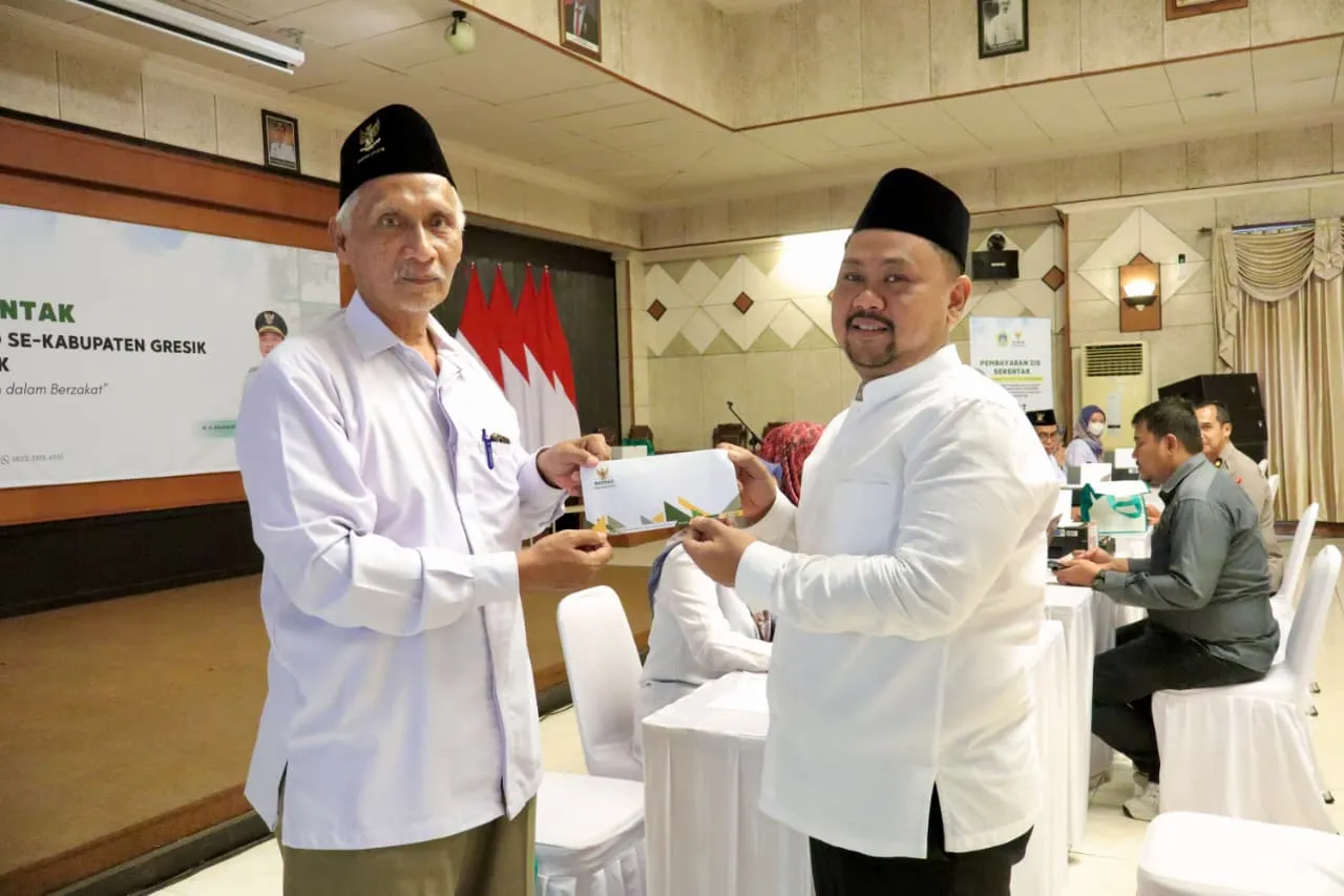 BAYAR ZIS SERENTAK, BUPATI YANI AJAK ASN GRESIK PERKUAT BUDAYA BERBAGI DI BULAN RAMADAN