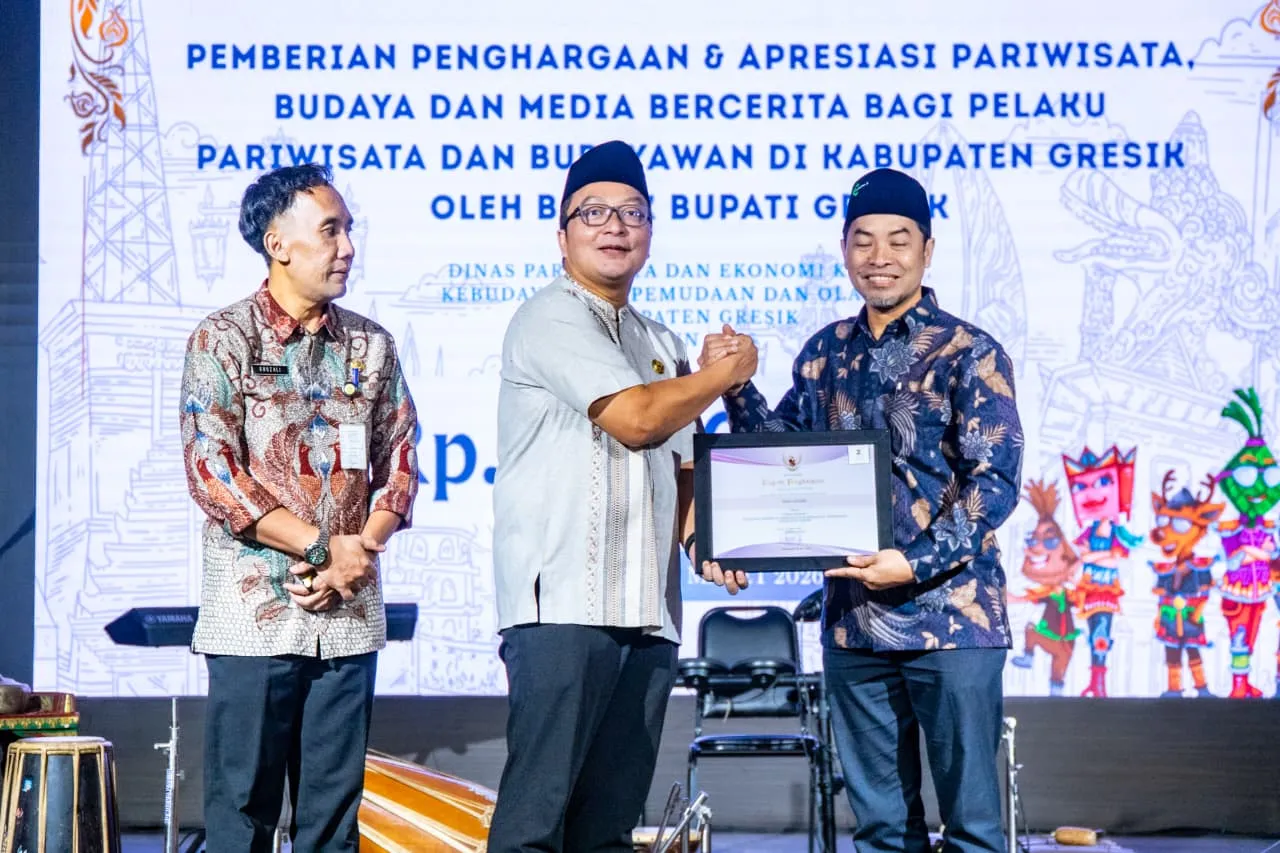 Wabup Gresik Serahkan Penghargaan kepada 30 Insan Pariwisata dan Budaya