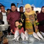 Gubernur Khofifah Kunjungi Pasar Bandeng Gresik, Disambut Antusias Warga