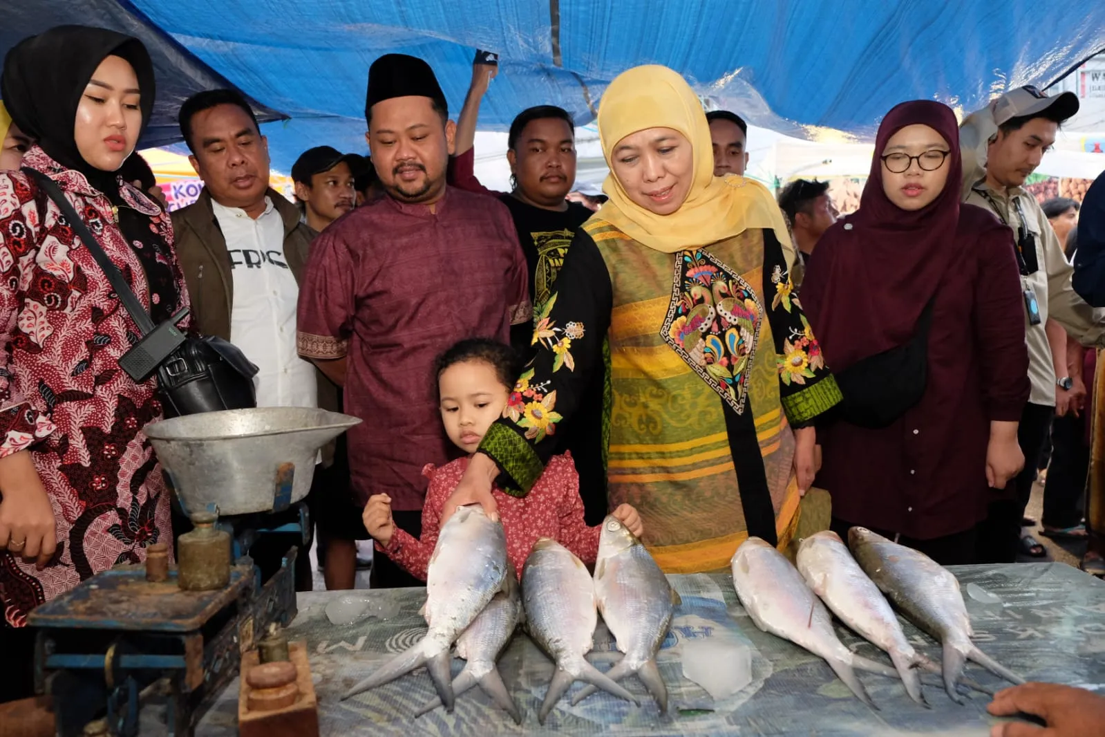 Gubernur Khofifah Kunjungi Pasar Bandeng Gresik, Disambut Antusias Warga