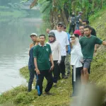Wujudkan Indonesia ASRI, Ning Ita dan Cak Sandi Pimpin Kerja Bakti di Tanggul Sungai Kelurahan Mentikan