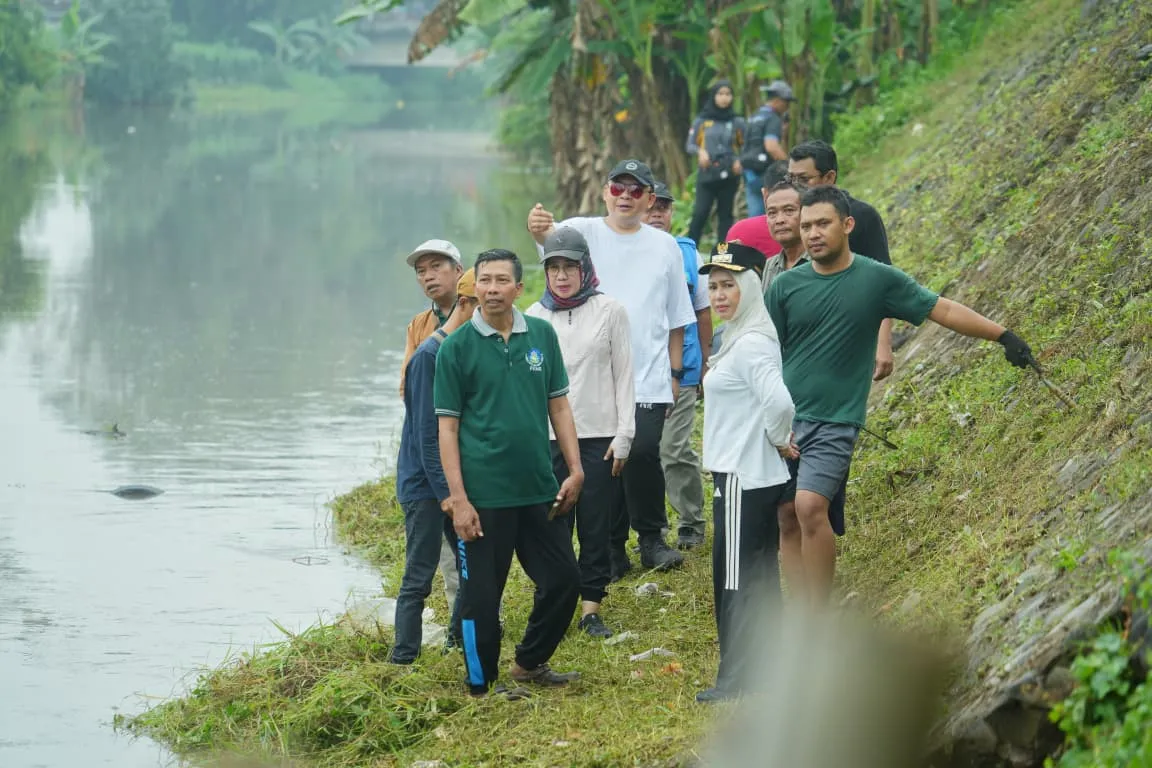 Wujudkan Indonesia ASRI, Ning Ita dan Cak Sandi Pimpin Kerja Bakti di Tanggul Sungai Kelurahan Mentikan