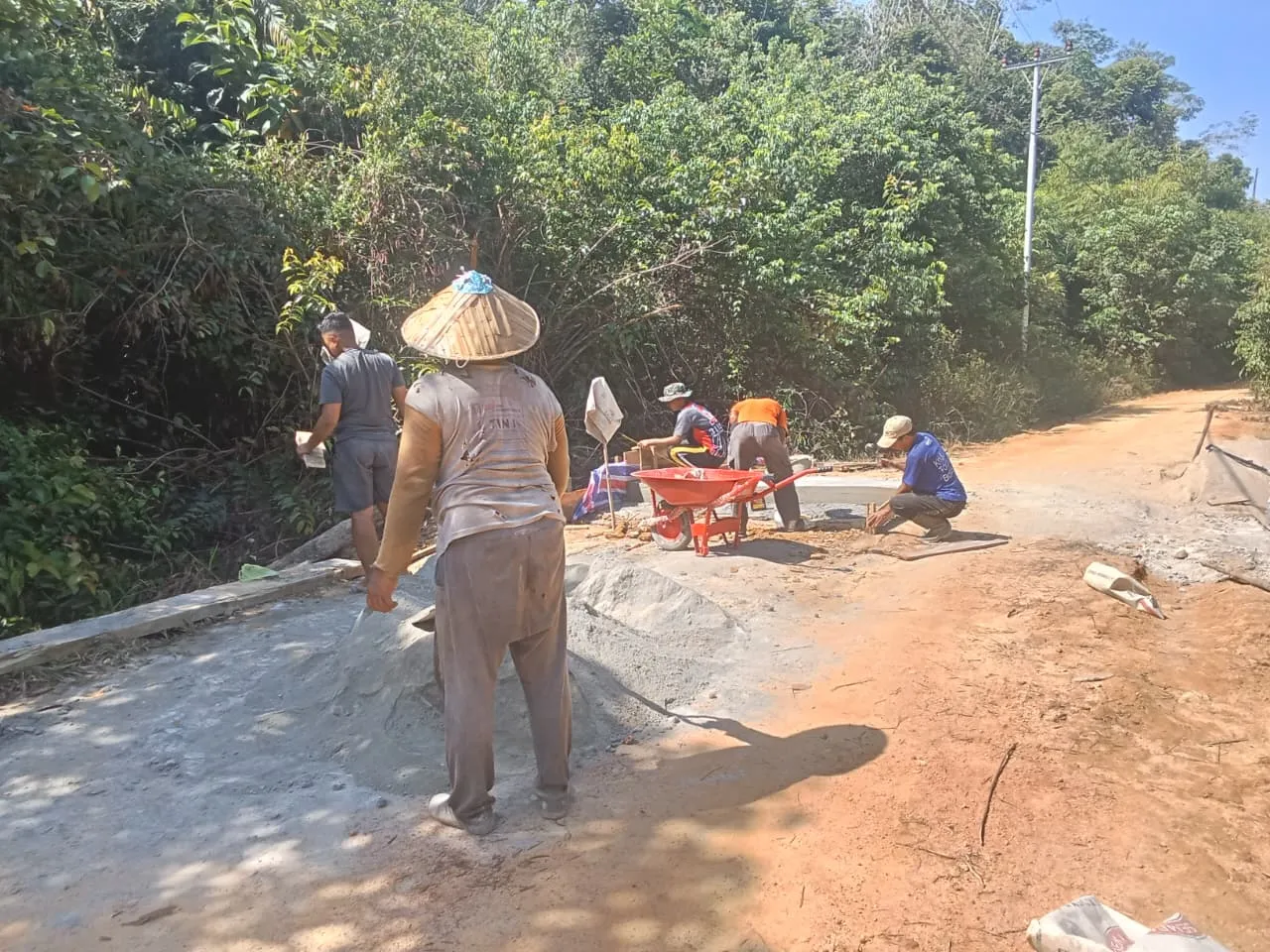Satgas TMMD Ke-127 Kodim 1203/Ketapang dan Warga Selangkut Raya Kompak Bangun Gorong-Gorong Demi Kelancaran Akses Desa