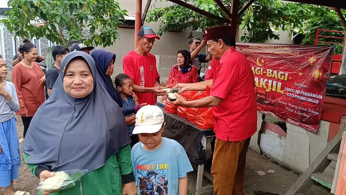Romadhon Penuh Kepeduluan, Supriyanto dan Fraksi PDIP Bagikan Ratusan Takjil di Lima Kecamatan