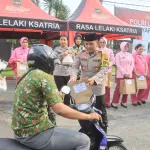 Sambil Berbagi Takjil, Polres Probolinggo Buka Layanan Samsat dan Sim Keliling bagi Warga