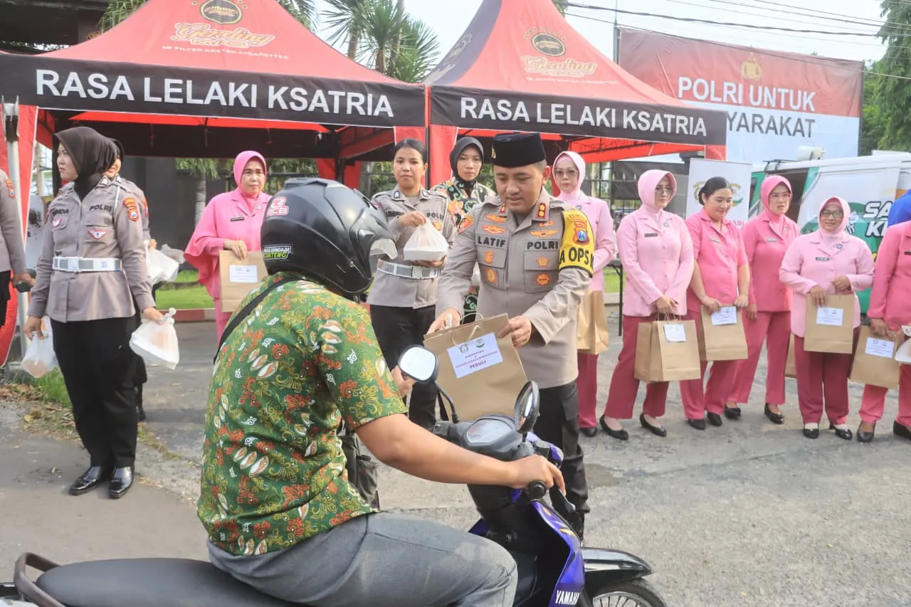Sambil Berbagi Takjil, Polres Probolinggo Buka Layanan Samsat dan Sim Keliling bagi Warga