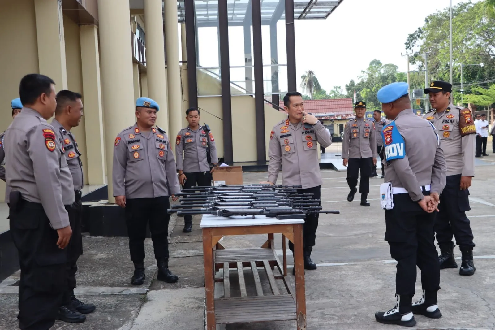 Waka polres Pontianak.cek senjata api personil