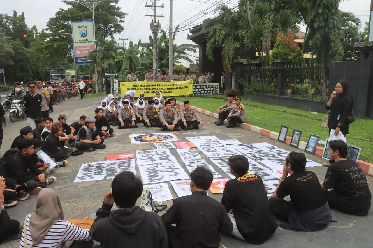 Berikan Pelayanan Aksi Solidaritas BEM Probolinggo Raya, Polres Probolinggo Sekaligus Tebar Takjil ke Pengguna Jalan