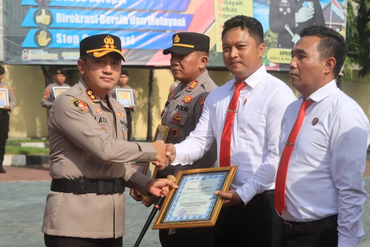 Polres Probolinggo Gelar Upacara PTDH dan Berikan Penghargaan kepada Anggota Berprestasi