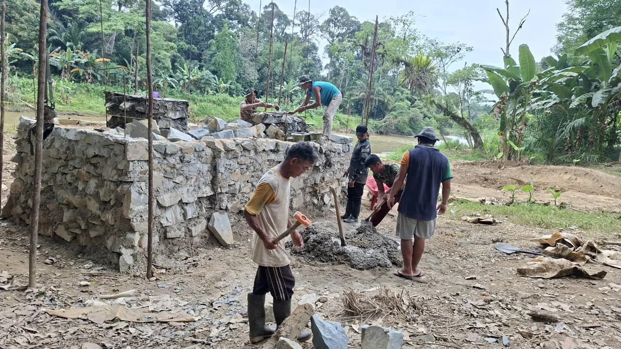 Kodim 1204/Sanggau Melaksanakan Pembangunan Jembatan Gantung di Desa Sotok Capai 22,19 Persen, Dukung Akses Pendidikan dan Mobilitas Warga