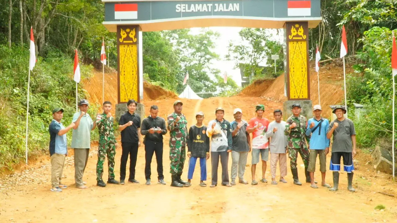 Pertahankan NKRI, Babinsa Perbatasan Bersama Warga Bentuk Kampung Merah Putih di Batas Negeri