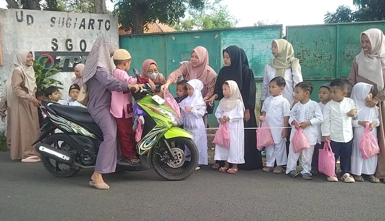 Senyum pengguna jalan saat Ratusan paket takjil dibagikan murid TK PAUD Terpadu Qurrota A’Ayun