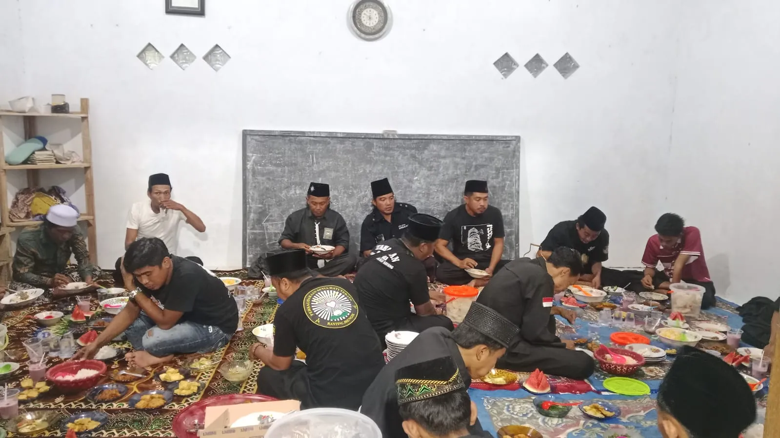 Seribu Takjil Dibagikan Dalam Acara Buka Puasa Bersama PSHT Ranting Jrengik Samangat Semangat  Kebersaaman dan Kepedulian
