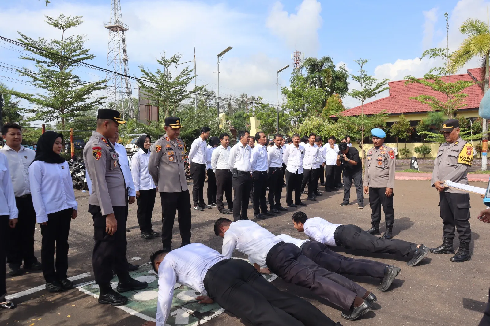 Kapolres Ketapang Tegakkan Disiplin Personel Melalui Gaktiplin dan Pemeriksaan Sikap Tampang