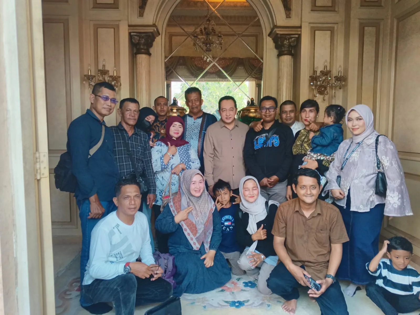 Dalam halal bihalal Dirumah Anggota DPR RI H.Yuliansyah dihadiri para awak Media