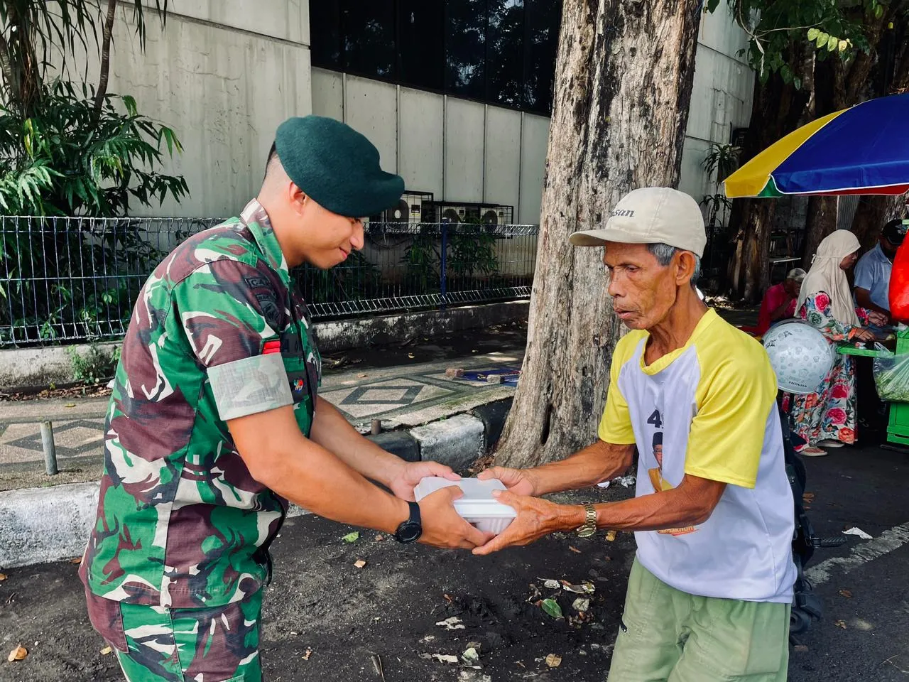 Batalyon Zeni Tempur 10/JP/2 Kostrad Pasuruan Menggelar Jumat Berkah Berupa Bagi Bagi Sembako