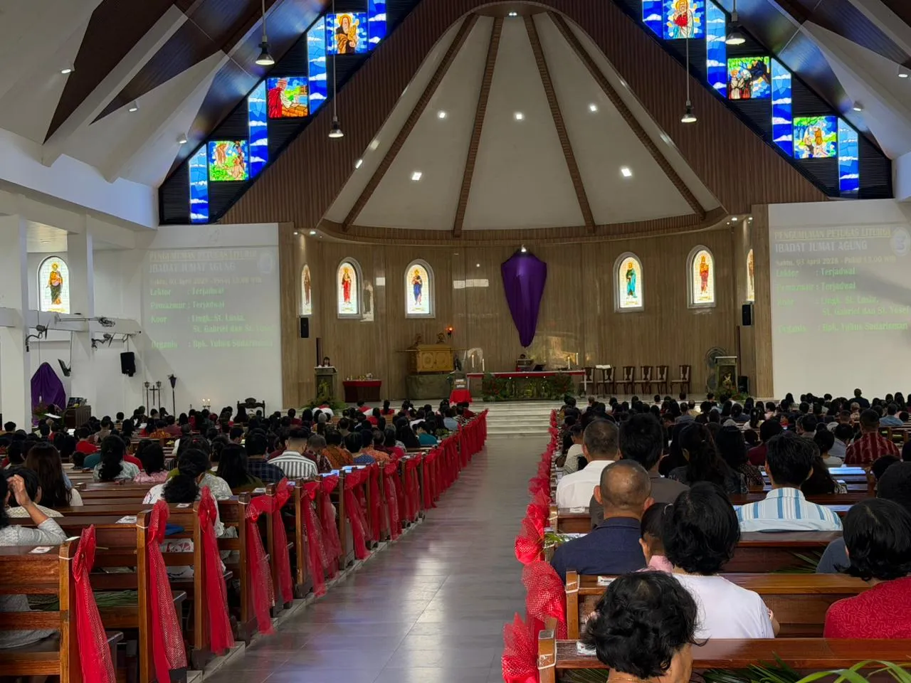 Polres Ketapang Laksanakan Pengamanan Minggu Palma Dalam Menyambut Paskah di Gereja Kota Ketapang