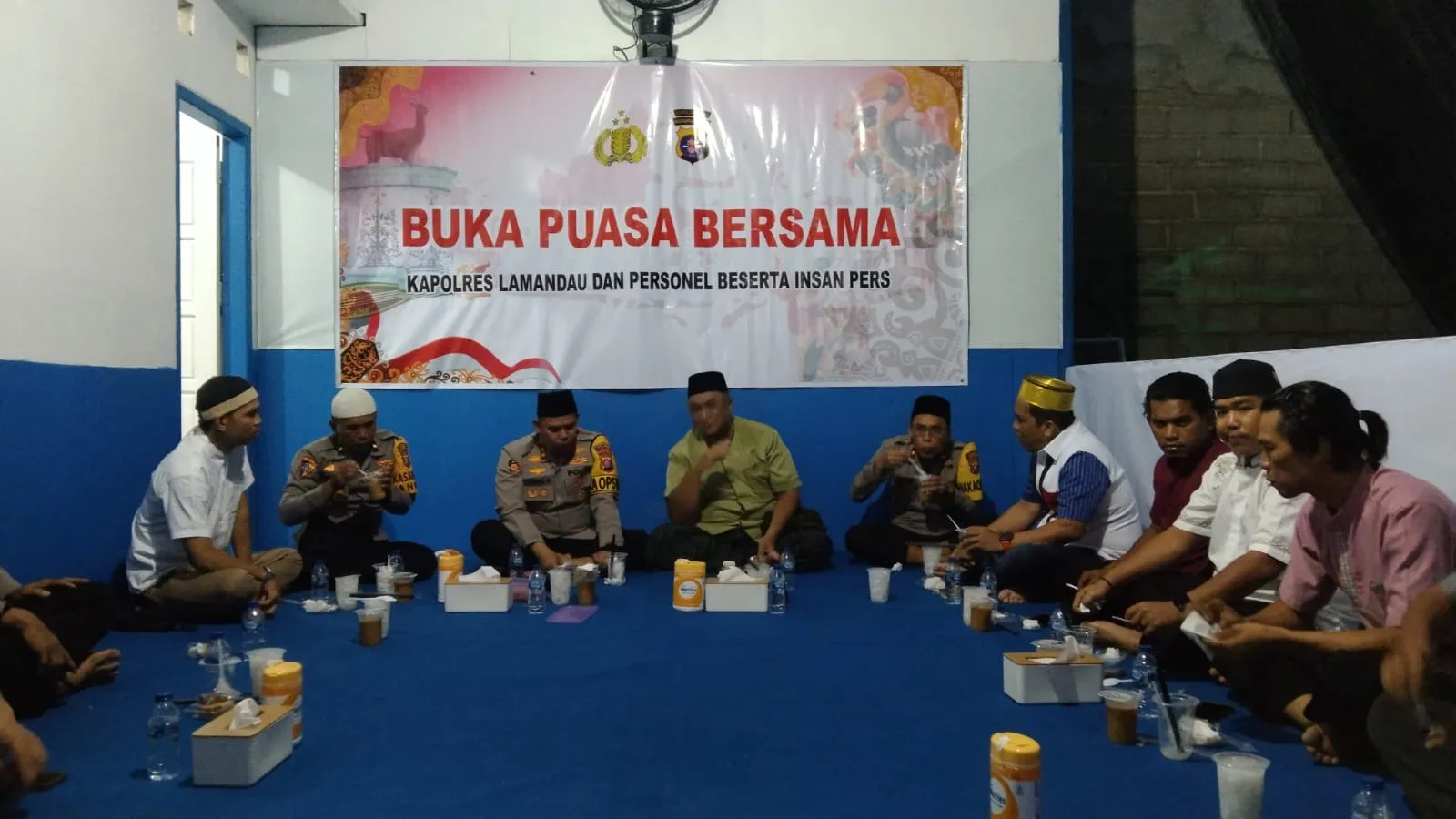 Polres Lamandau Jalin Kebersamaan Dengan Insan Pers Berbagi Takjil