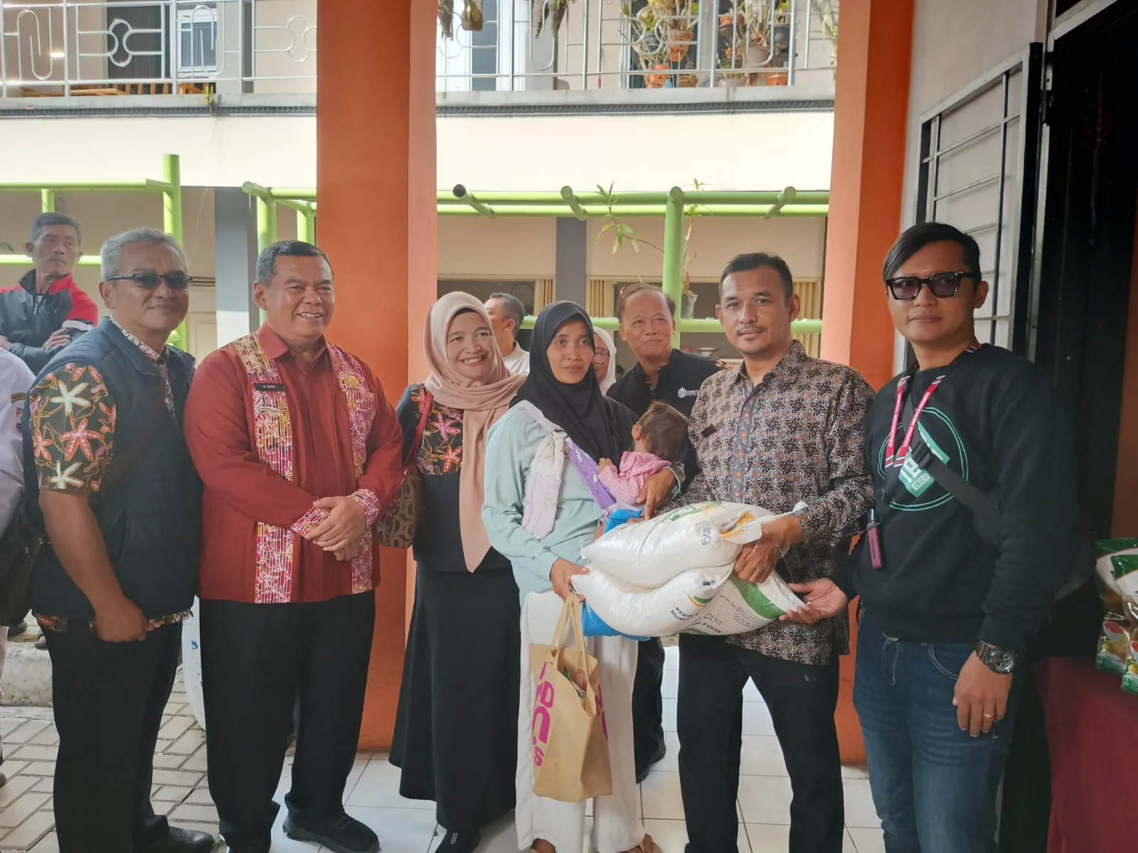 Tekan Inflasi, Pemkot Cimahi Guyur 41 Ribu Warga dengan Ratusan Ton Beras dan Minyak Goreng