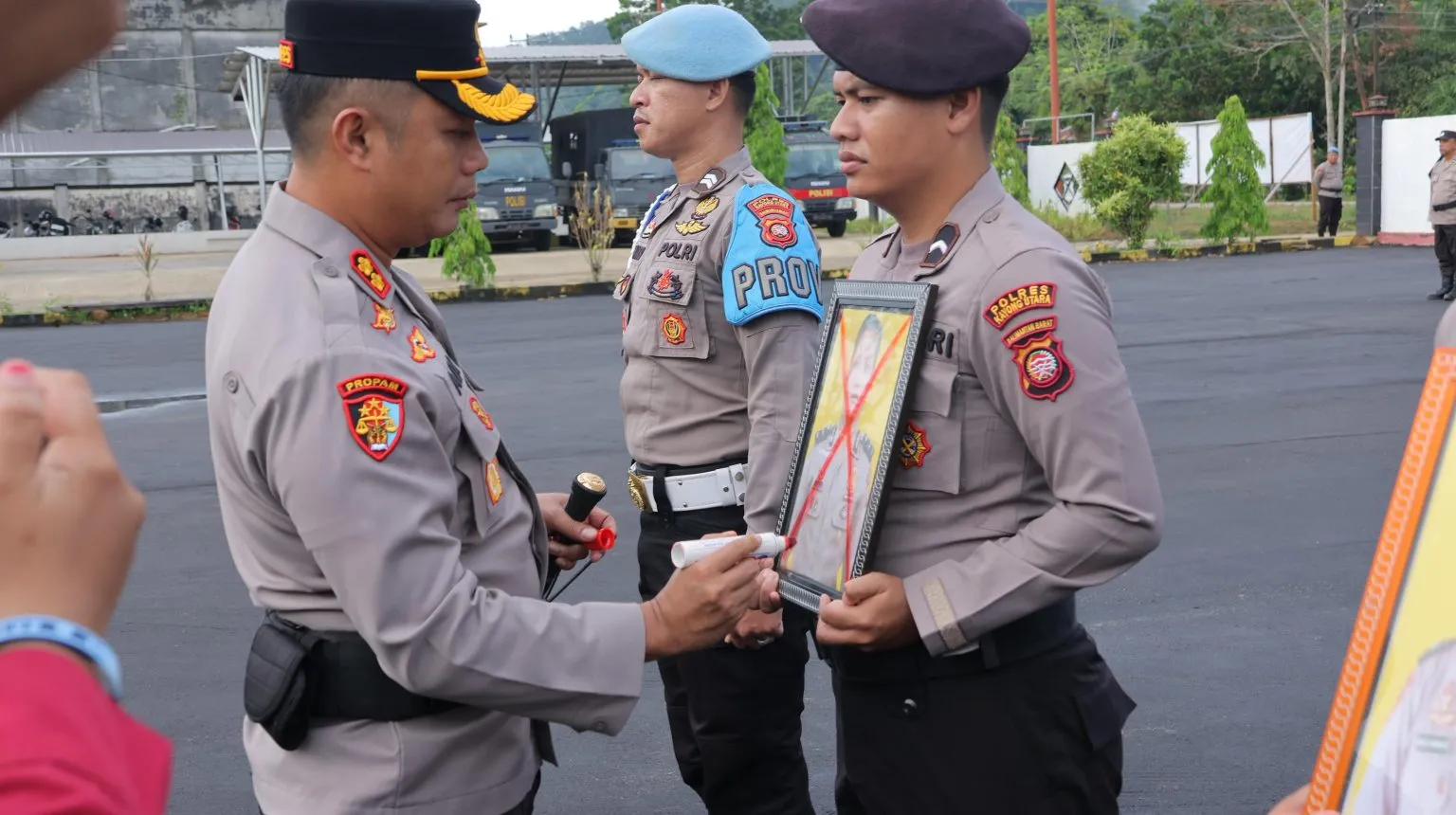 Polres Kayong Utara Gelar Upacara PTDH, Tegaskan Komitmen Penegakan Disiplin dan Integritas