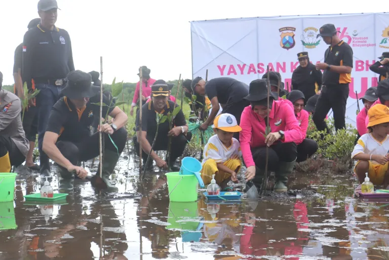 Jaga Ekosistem Pesisir, Polres Probolinggo Kota Tanam Mangrove di Pantai Permata