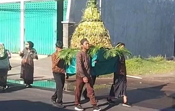 Uri uri budaya leluhur gerebek Syawal kirap 500 ketupat UPT SDN Randusari kota Pasuruan