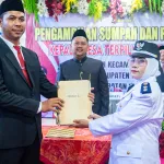 Lantik Kades Antar Waktu Desa Laban, Bupati Yani Dorong Percepatan Infrastruktur dan Konektivitas Wilayah