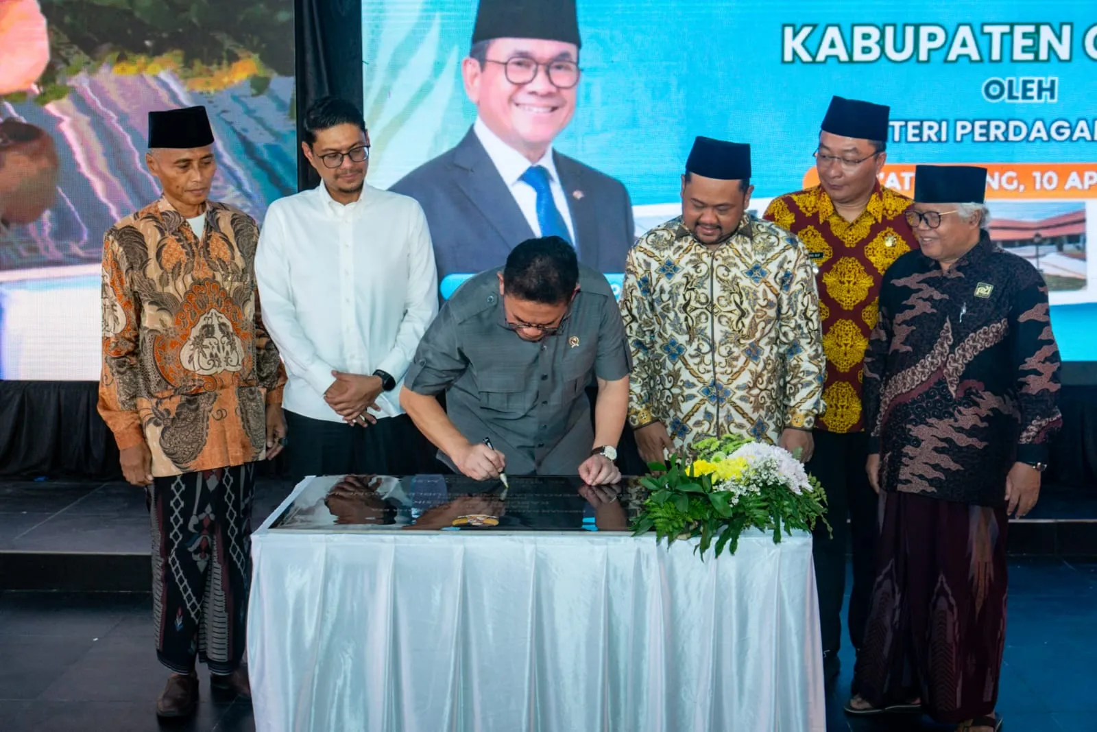 Bupati Gresik Dampingi Mendag Budi Santoso Resmikan Pasar Tematik Industri Sidayu, Dorong Kebersihan Lewat Gernas Mapan dan Terapkan Transaksi Digital