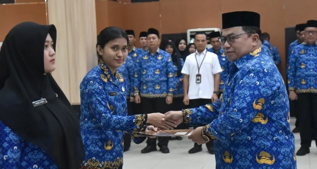Wabup Kubu raya serahkan SK ke PNS yang dilantik
