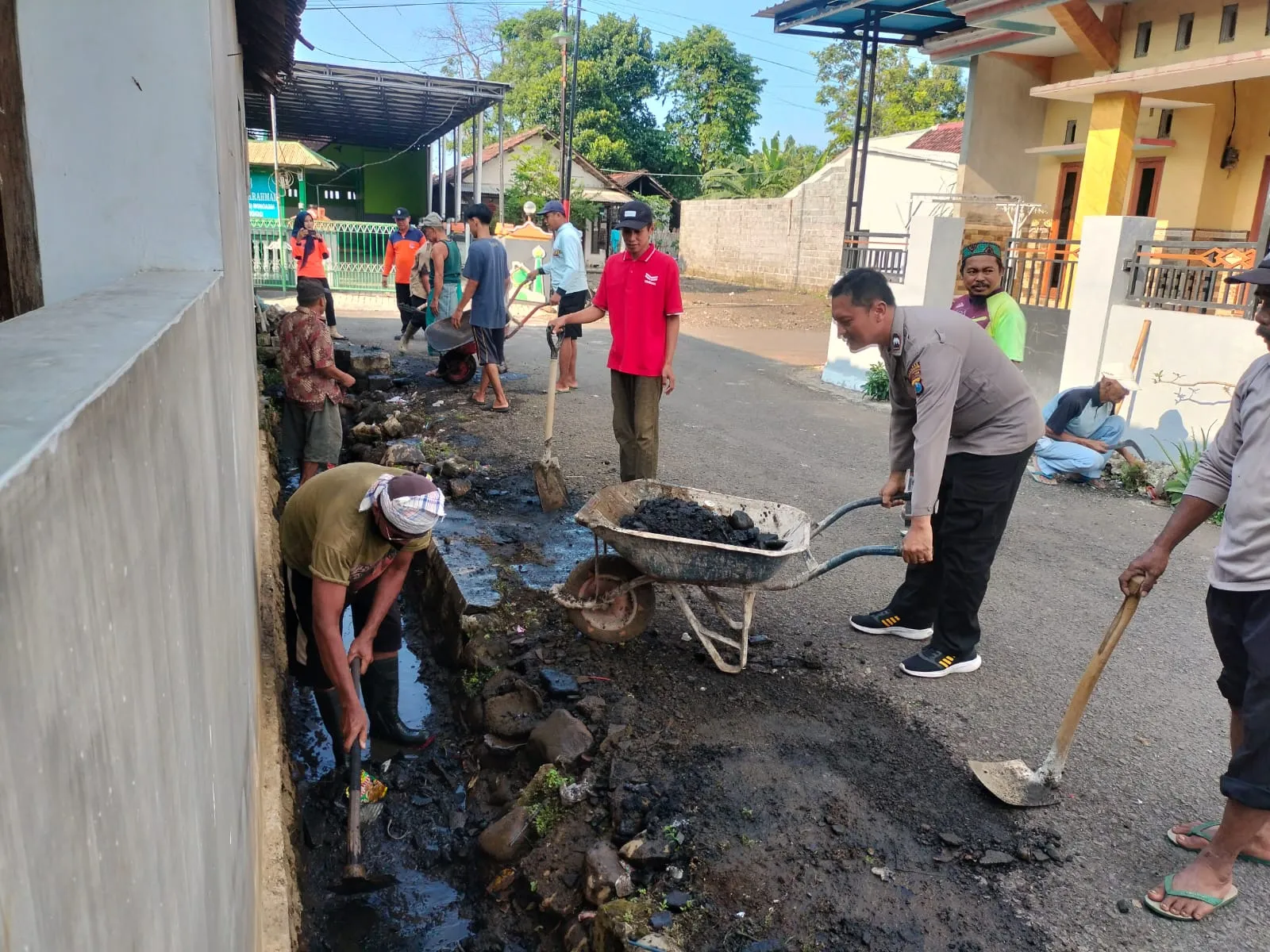 *Wujudkan Indonesia Asri, Tiga Pilar Kelurahan Sumbertaman Kerja Bakti Bersihkan Saluran Air