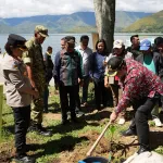 Jaga Ekosistem Danau Toba, Bupati Samosir bersama Yayasan Pusuk Buhit Tebar 1.000 Bibit Ikan dan Tanam 1.000 Pohon