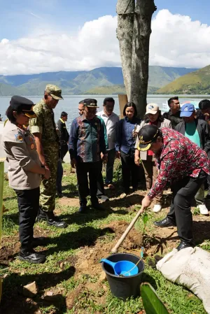 Jaga Ekosistem Danau Toba, Bupati Samosir bersama Yayasan Pusuk Buhit Tebar 1.000 Bibit Ikan dan Tanam 1.000 Pohon