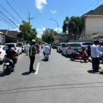 Tengah Terik, Polwan Sumenep Tetap Tegakkan Pelayanan Prima