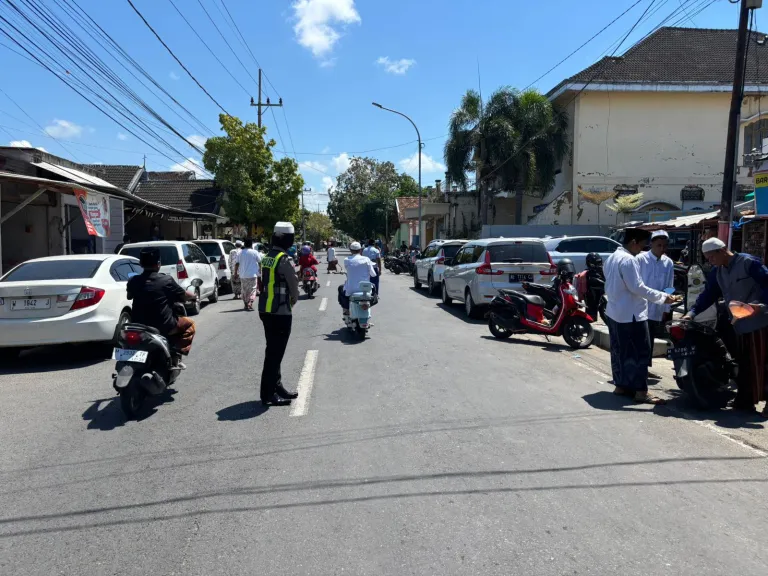 Tengah Terik, Polwan Sumenep Tetap Tegakkan Pelayanan Prima