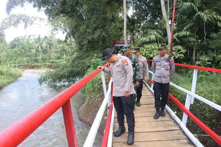 Kapolres Probolinggo Resmikan Jembatan Merah Putih Presisi, Akses Warga Tiris – Andungsari Kembali Terhubung