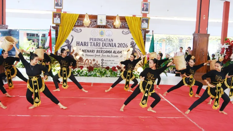 Ratusan Penari Meriahkan Hari Tari Sedunia, Bupati Anom Ajak Generasi Muda Lestarikan Budaya