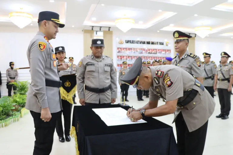 Pimpin Sertijab Sejumlah Pejabat Utama Polres Dan Kapolsek Jajaran, Kapolres Ketapang Tekankan Peningkatan Pelayanan Kepada Masyarakat