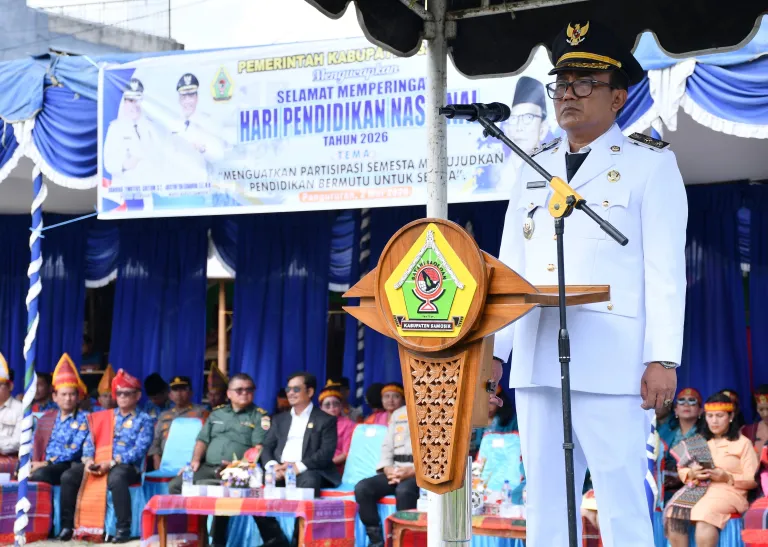 Wabup Samosir Pimpin Upacara Hardiknas 2026, Ulos Warnai Semangat Pendidikan dan Budaya