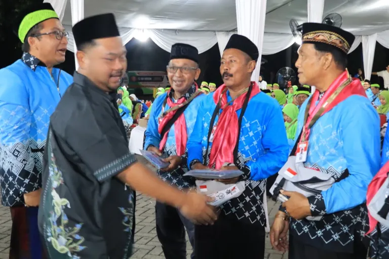 Berangkatkan 376 Jamaah Haji Kloter 46, Bupati Yani Berpesan untuk Fokus Ibadah dan Jaga Kesehatan