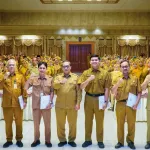 Sekda Gresik Serahkan SK Pensiun, Kenaikan Pangkat, dan Tugas Belajar bagi ASN di Lingkungan Pemkab Gresik