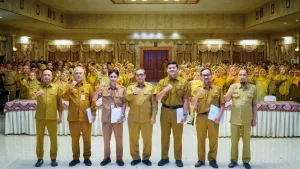 Sekda Gresik Serahkan SK Pensiun, Kenaikan Pangkat, dan Tugas Belajar bagi ASN di Lingkungan Pemkab Gresik