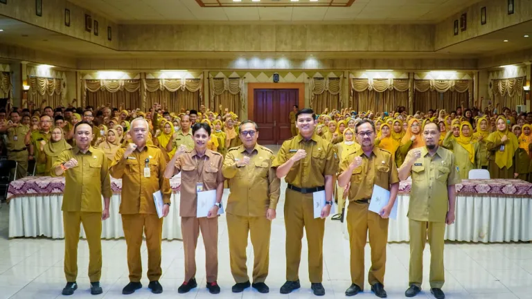 Sekda Gresik Serahkan SK Pensiun, Kenaikan Pangkat, dan Tugas Belajar bagi ASN di Lingkungan Pemkab Gresik