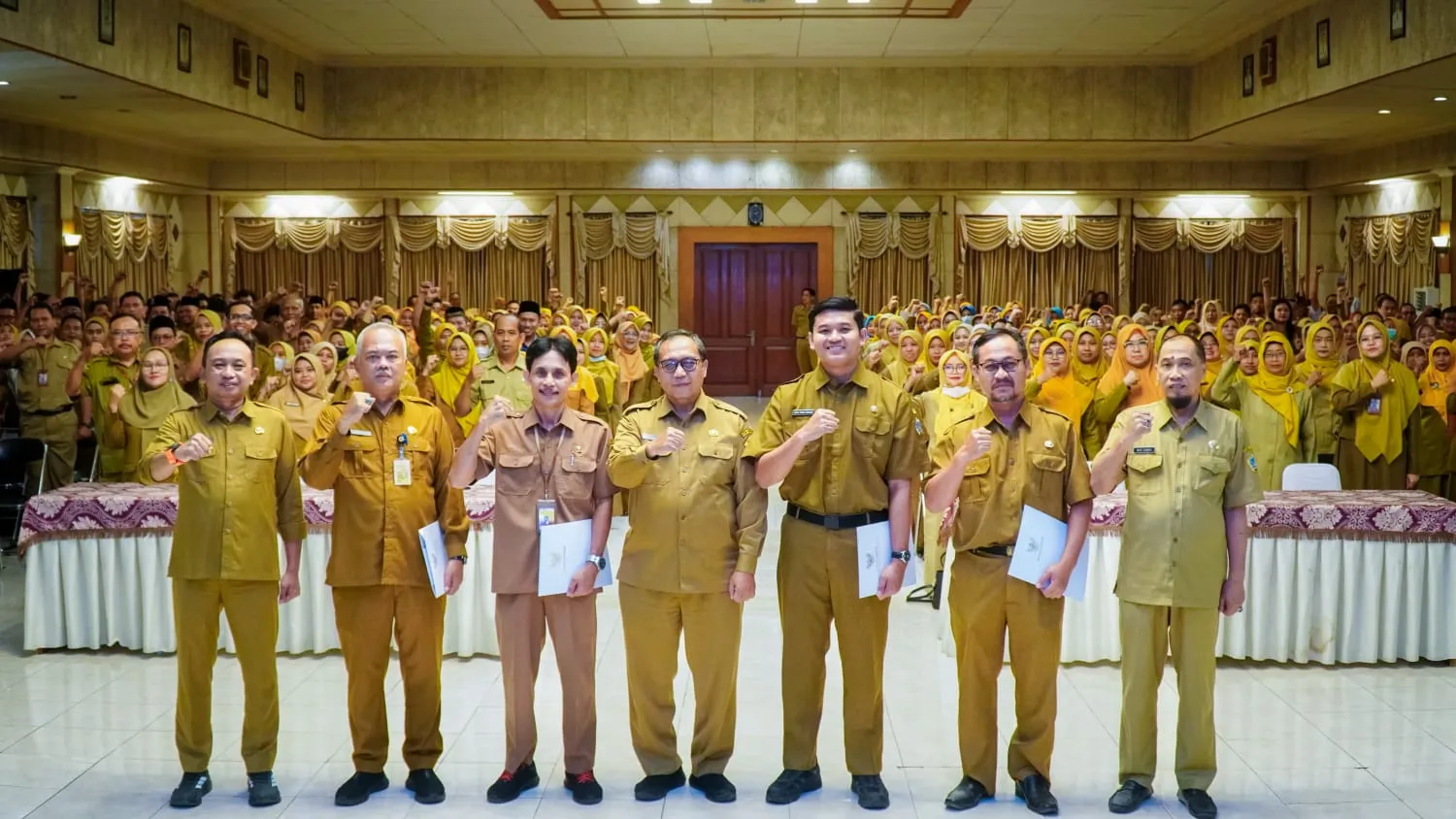 Sekda Gresik Serahkan SK Pensiun, Kenaikan Pangkat, dan Tugas Belajar bagi ASN di Lingkungan Pemkab Gresik