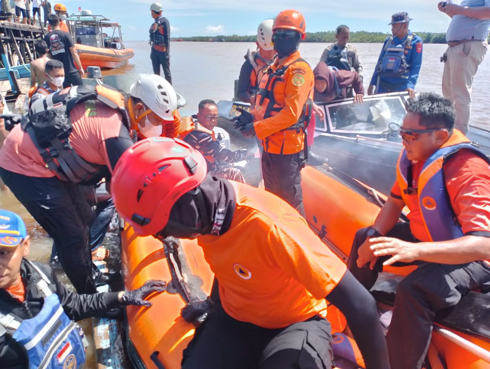 Polres Ketapang Bersama Tim Gabungan Evakuasi Korban Insiden di Perairan Sungai Pawan