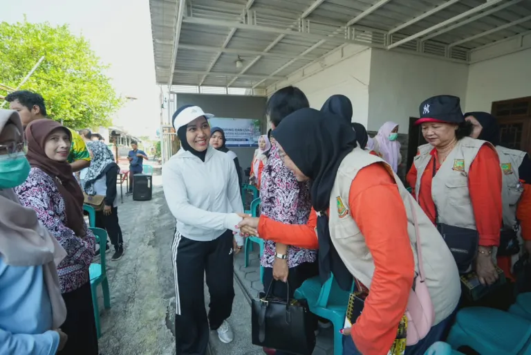 PSN Terintegrasi di Kelurahan Miji, Ning Ita Minta Warga Tak Lelah Jaga Kebersihan Lingkungan