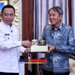 Bupati Bondowoso H. Abdul Hamid Wahid, Memberikan Cindera Mata Pada Konsulat Jenderal Jepang Surabaya, Takonai Susumu